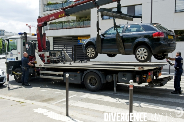 Enlevement d une voiture en stationnement sur un passage pour pietons.