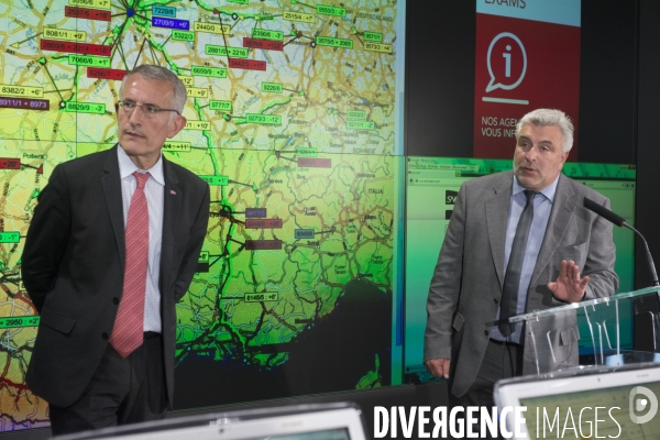 Frédéric Cuvillier et Guillaume Pepy dans la cellule de crise de la SNCF, au siège de Saint Denis
