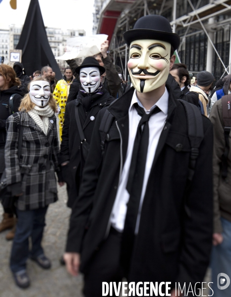 Les anonymous (anonymact) manifestent a paris sur le parvis de beaubourg, le 10 mars 2012