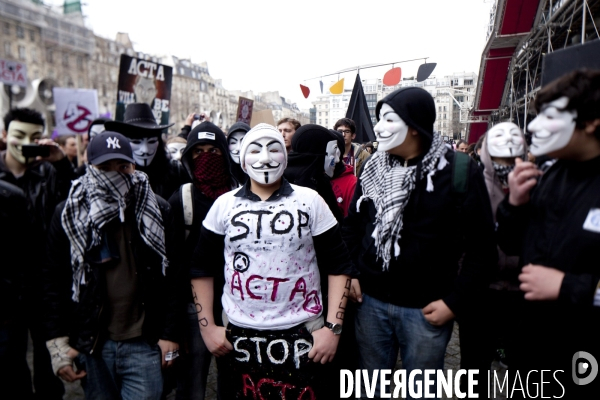 Les anonymous (anonymact) manifestent a paris sur le parvis de beaubourg, le 10 mars 2012
