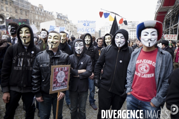 Les anonymous (anonymact) manifestent a paris sur le parvis de beaubourg, le 10 mars 2012