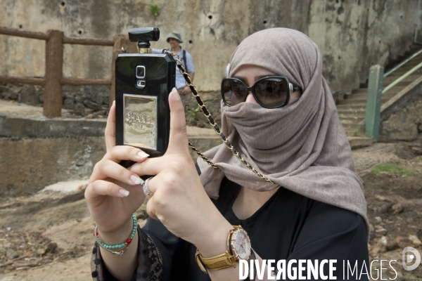 Femme niqab coque chanel telephone mobile