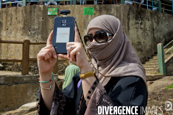 Femme niqab coque chanel telephone mobile