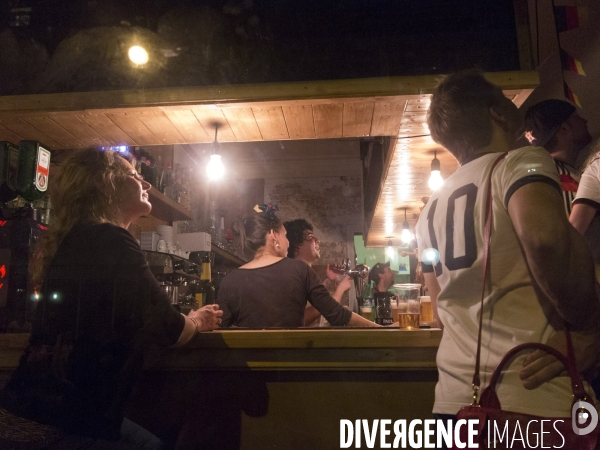 Jeunes supporters allemands pendant la finale Argentine-Allemagne, dans le seul biergarten allemand parisien