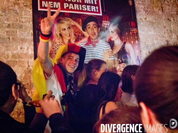 Jeunes supporters allemands pendant la finale Argentine-Allemagne, dans le seul biergarten allemand parisien