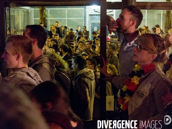 Jeunes supporters allemands pendant la finale Argentine-Allemagne, dans le seul biergarten allemand parisien