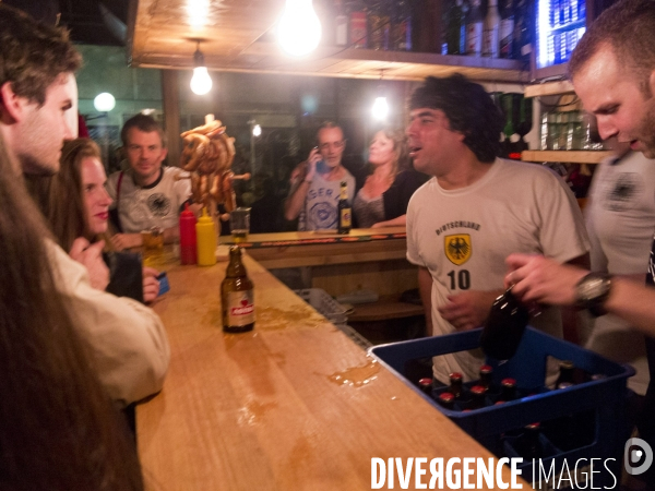 Jeunes supporters allemands pendant la finale Argentine-Allemagne, dans le seul biergarten allemand parisien