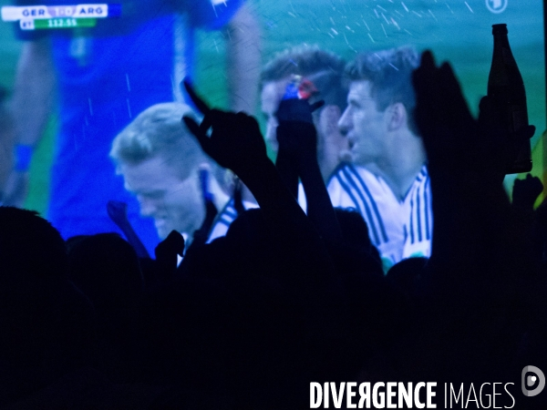 Jeunes supporters allemands pendant la finale Argentine-Allemagne, dans le seul biergarten allemand parisien