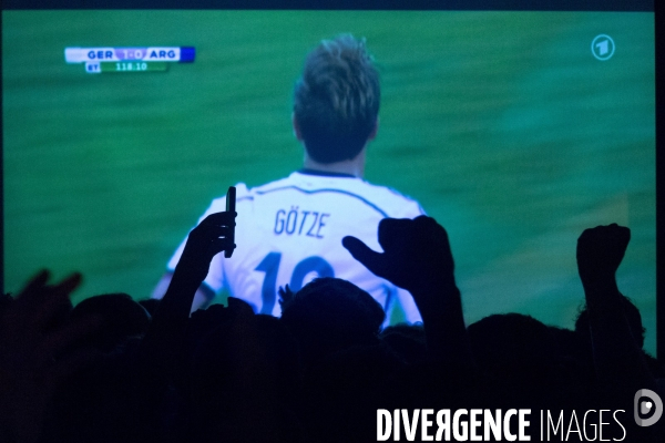 Jeunes supporters allemands pendant la finale Argentine-Allemagne, dans le seul biergarten allemand parisien