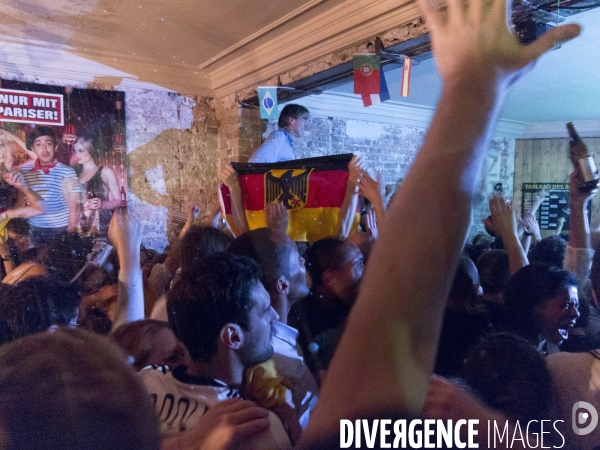 Jeunes supporters allemands pendant la finale Argentine-Allemagne, dans le seul biergarten allemand parisien