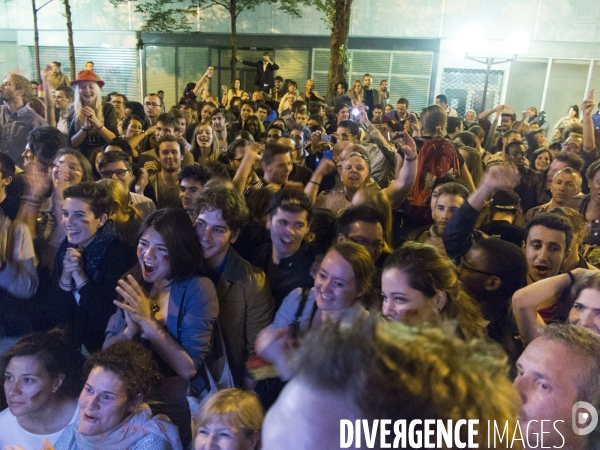 Jeunes supporters allemands pendant la finale Argentine-Allemagne, dans le seul biergarten allemand parisien