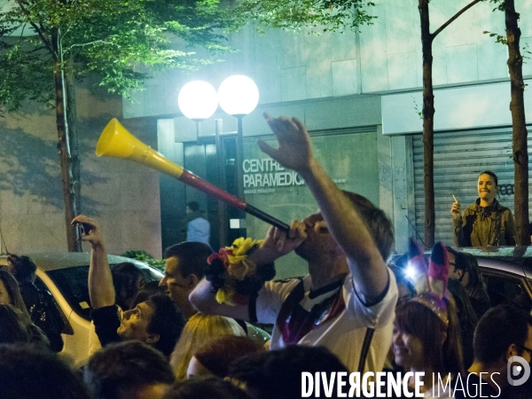 Jeunes supporters allemands pendant la finale Argentine-Allemagne, dans le seul biergarten allemand parisien