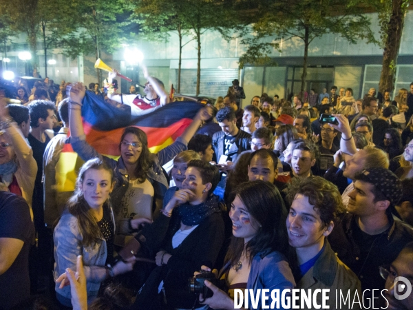 Jeunes supporters allemands pendant la finale Argentine-Allemagne, dans le seul biergarten allemand parisien