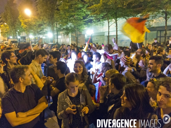 Jeunes supporters allemands pendant la finale Argentine-Allemagne, dans le seul biergarten allemand parisien