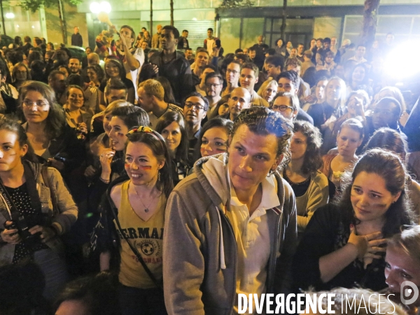 Jeunes supporters allemands pendant la finale Argentine-Allemagne, dans le seul biergarten allemand parisien