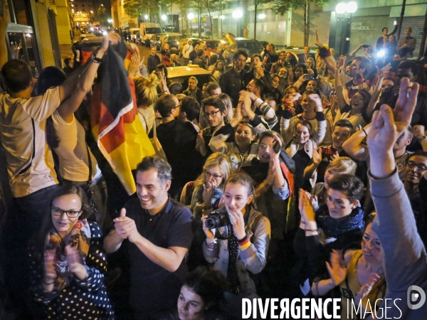 Jeunes supporters allemands pendant la finale Argentine-Allemagne, dans le seul biergarten allemand parisien