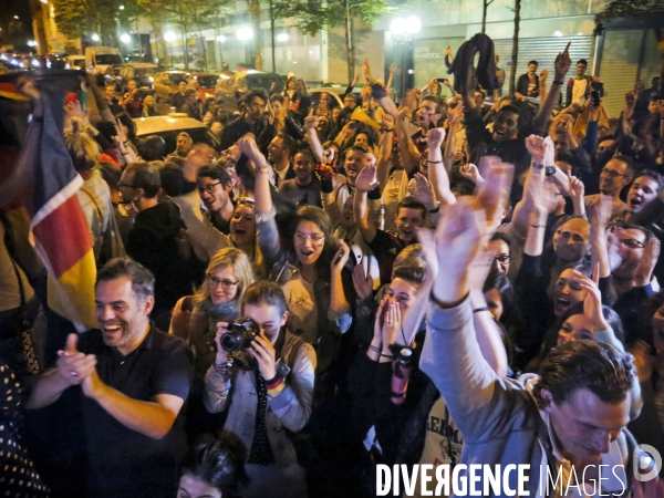 Jeunes supporters allemands pendant la finale Argentine-Allemagne, dans le seul biergarten allemand parisien