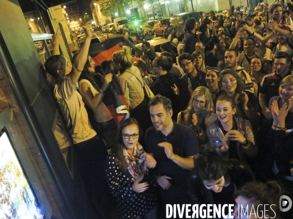 Jeunes supporters allemands pendant la finale Argentine-Allemagne, dans le seul biergarten allemand parisien