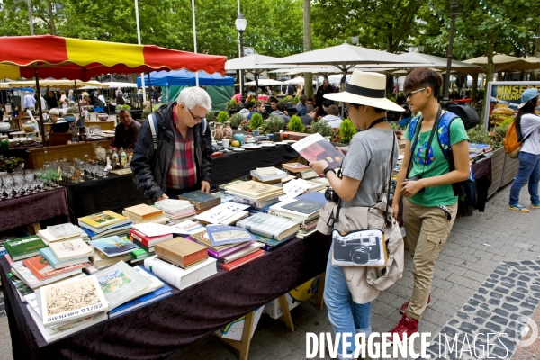 Un week end à Luxembourg..Touristes asiatiques a la brocante sur la place d Armes.