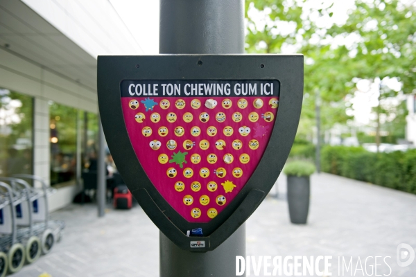 Un week end à Luxembourg.Devant un hotel du quartier européen du Kirchberg, cet avertissement qui te demande de coller ton chewing gum sur des smileys