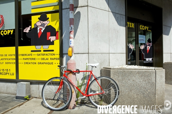 Un week end à Luxembourg.Un vélo de la marque Fausto Coppi, garé devant un Mister Copy ....spécialiste de la reproduction de documents