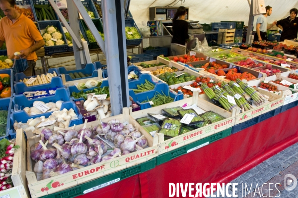 Un week end à Luxembourg.Au marché du samedi place Guillaume 2 dans la vieille ville, un primeur avec un étal de légumes