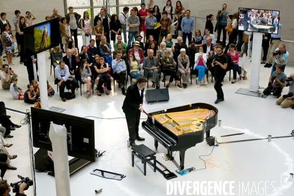 Un week end à Luxembourg.Piano Destruction Concert .Performance de l artiste américain Raphael Montanez Ortiz au MUDAM,