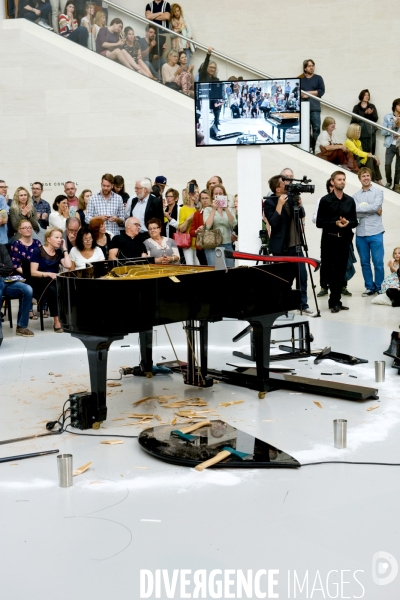 Un week end à Luxembourg.Piano Destruction Concert .Performance de l artiste américain Raphael Montanez Ortiz au MUDAM,