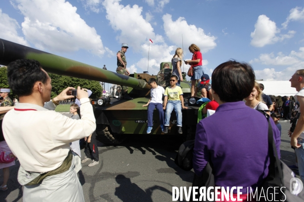 L armée Française expose ses matériels au public après le défilé du 14 juillet