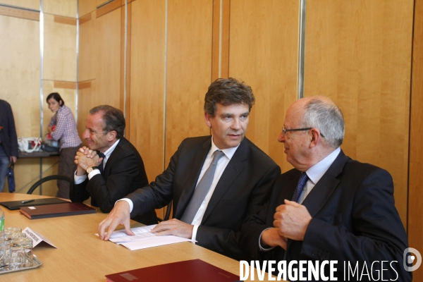 Arnaud MONTEBOURG assiste à la signature du contrat de fourniture d électricité entre le consortium Exeltium et EDF