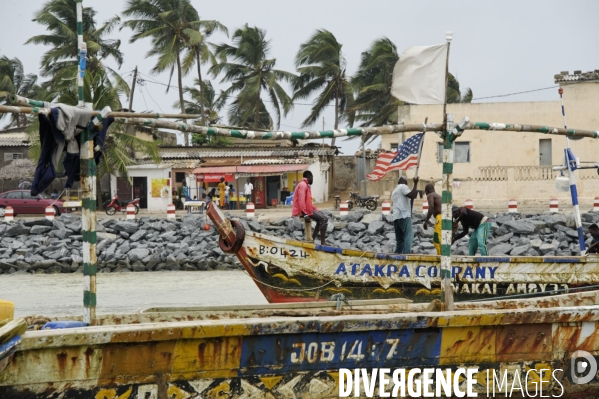 TOGO : Contrebandiers et pêcheurs à la passe d  ANEHO