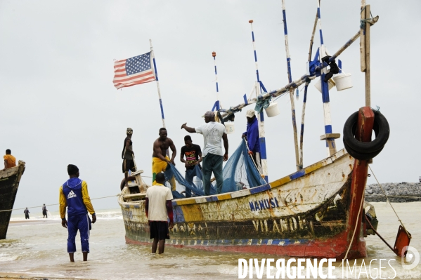 TOGO : Contrebandiers et pêcheurs à la passe d  ANEHO