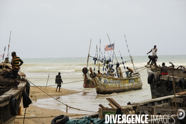 TOGO : Contrebandiers et pêcheurs à la passe d  ANEHO