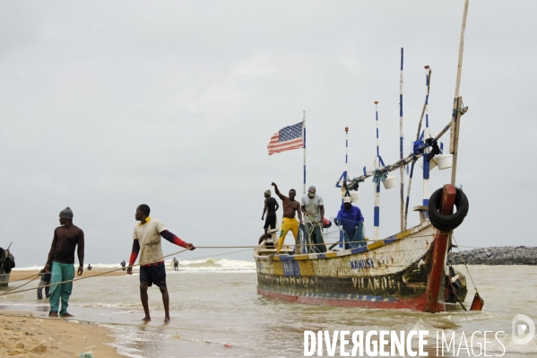 TOGO : Contrebandiers et pêcheurs à la passe d  ANEHO