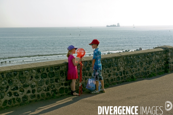 Illustration Juillet 2014. Des enfants au retour de plage. en fin de journee a Saint Adresse.