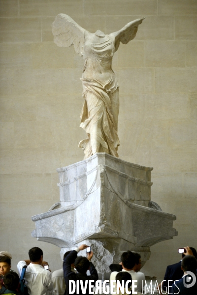 Illustration Juillet 2014.Des touristes se pressent autour de la Victoire de Samothrace qui  a repris sa place, apres restauration,en haut du garnd escalier au musee du Louvre.