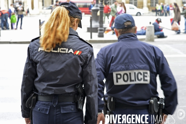 Illustration Juillet 2014.Une policiere espagnole et son collegue de la police française patrouillent autour du musee du Louvre.
