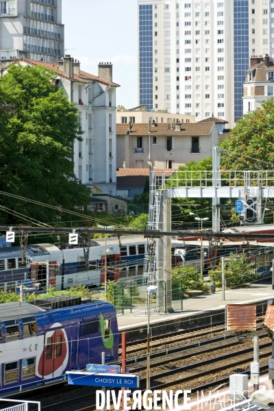 Illustration Juillet 2014.La gare sncf banlieue et grandes lignes de Choisy le Roi.rer c arrivant en gare.