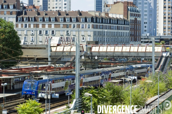 Illustration Juillet 2014.La gare sncf banlieue et grandes lignes de Choisy le Roi.rer c arrivant en gare.