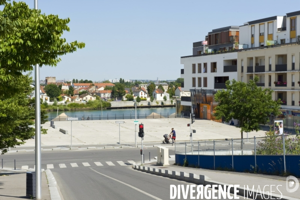 Illustration Juillet 2014.Un pere de famille promène bebe en pousssette dans le nouveau quartier du port a Choisy le roi