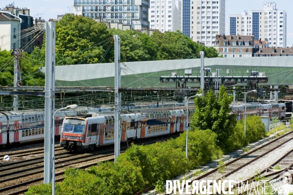 Illustration Juillet 2014.La gare sncf banlieue et grande lignes de Choisy le Roi.RER  carrivant en gare.