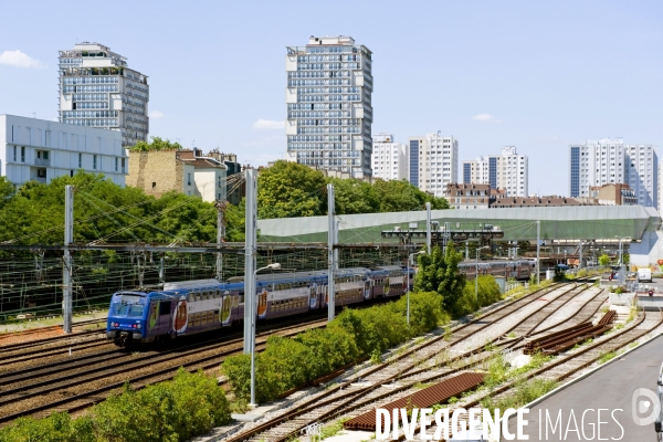 Illustration Juillet 2014.La gare sncf banlieue et grande lignes de Choisy le Roi.RER  carrivant en gare.