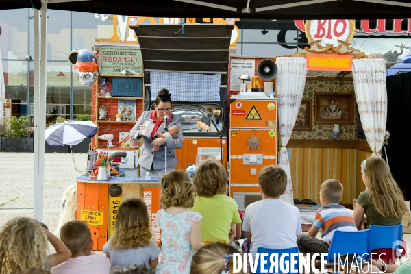 Illustration Juillet 2014.Aux docks Vauban au Havre, dans le port, la Compagnie Banane Cerise fait une représentation de son spectacle, le bar à Momes, devant des enfants et leurs parents