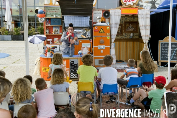 Illustration Juillet 2014.Aux docks Vauban au Havre, dans le port, la Compagnie Banane Cerise fait une représentation de son spectacle, le bar à Momes, devant des enfants et leurs parents