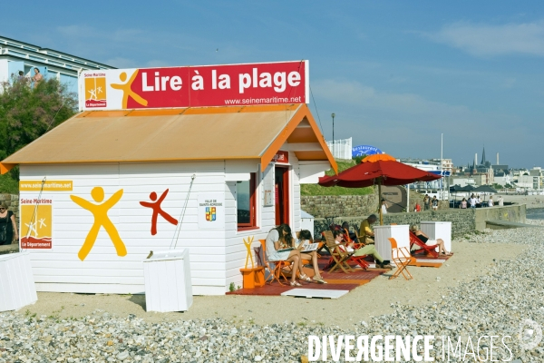 Illustration Juillet 2014.Operation Lire a la plage initiee par le conseil geénéral de Seine Maritime.Durant les deux mois d ete,sur douze plages du departement, des animateurs proposeront gratuitement 1000 livres .