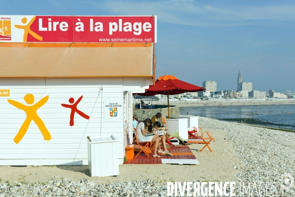 Illustration Juillet 2014.Operation Lire a la plage initiee par le conseil geénéral de Seine Maritime.Durant les deux mois d ete,sur douze plages du departement, des animateurs proposeront gratuitement 1000 livres .