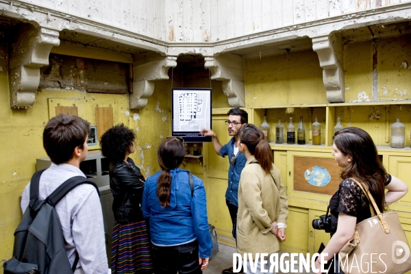 Illustration  Juillet 2014.La Tour Saint Jacques. Des touristes participent avec un guide de la societe des Mots et des Arts, à une visite de l ancien clocher de l église Saint Jacques de la Boucherie