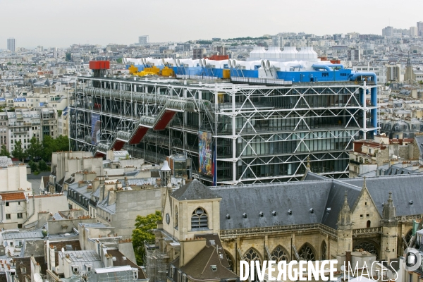 Illustration  Juillet 2014.Vue aérienne de Paris.Le centre Pompidou au centre du quartier des Halles.