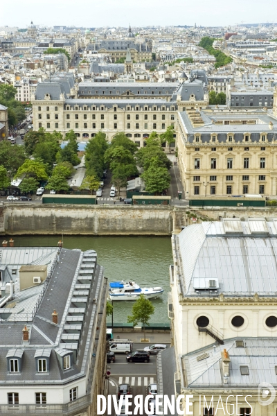 Illustration  Juillet 2014.Vue aerienne de Paris