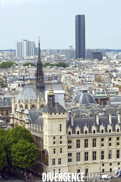 Illustration Juillet 2014.Vue aerienne de Paris.La Conciergerie et la sainte Chapelle